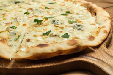 Pizza quattro fromaggi