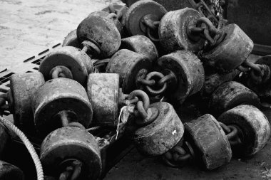 Sahilde metal bir zincirin yakınında.