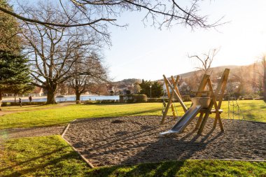 Halk parkında oynamak için bir oyun alanı