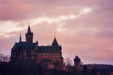Almanya 'daki tepedeki güzel Wernigerode şatosu