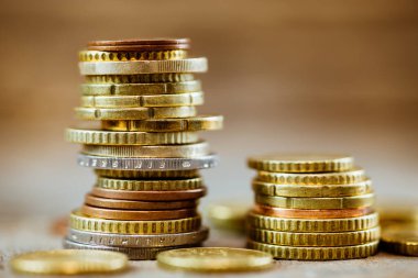 Tahta masadaki avro paraları yığını