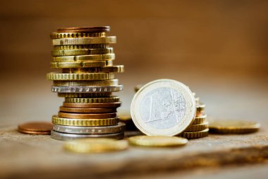 Tahta masadaki avro paraları yığını