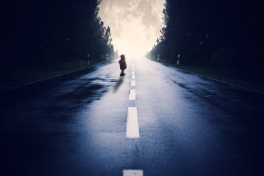 Yol, dolunay gecesi ormanın içinden geçiyor. Çocuk dolunayda sokakta duruyor.
