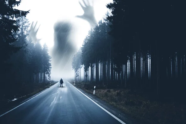 Μυστικιστικός Δρόμος Στο Δάσος Ομίχλη Και Πνεύμα Φοβισμένη Σκηνή — Φωτογραφία Αρχείου