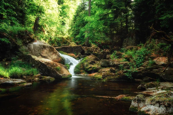 Schöner Wasserfall Wald Hintergrund Natur — Stockfoto