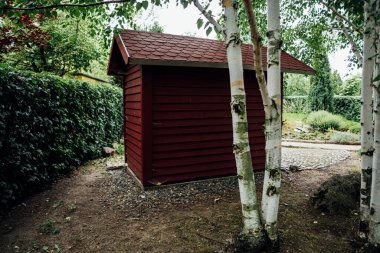 Yaz parkındaki küçük ahır.