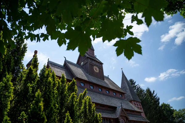 Porträt Stabkirche Hahnenklee Mit Blauem Himmel Und Wolken — Stockfoto