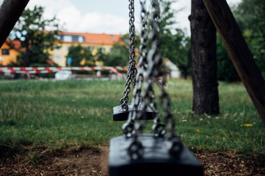 Çocuk parkında zincirle sallan