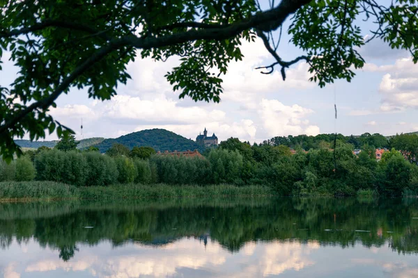 Вид Замок Вернігерод Озером Передньому Плані Навесні — стокове фото