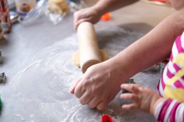 Çalışma odasındaki hamuru şekillendirmek için merdaneyi kullan