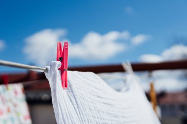 Temizlik yapıyor, çamaşırları yıkıyor.