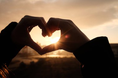 İki elle. Günbatımına aşık olmak