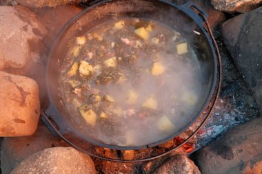 Açık ateşte patatesli sıcak yahni.