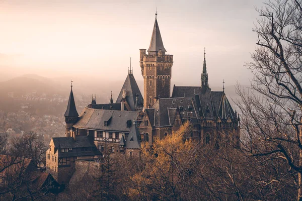 Gizemli ve tarihi Wernigerode Şatosu Akşam sisli