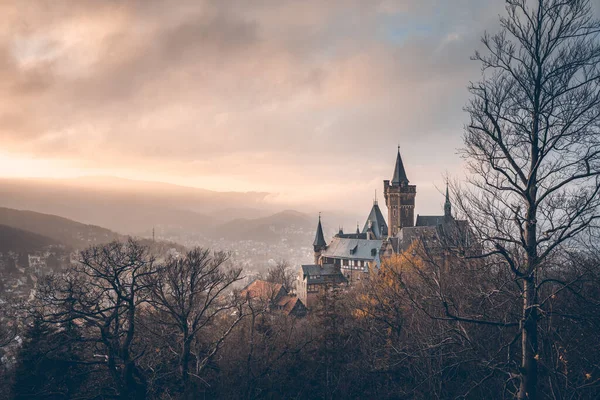 Wernigerode Kalesi 'nde bulutlar ve sis