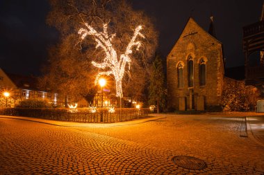 Wernigerode 'de bir kilisenin önündeki ağaçta aydınlanma.