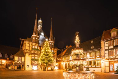 Wernigerode Belediye Binası Noel için aydınlık