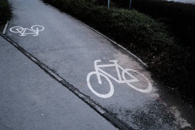 Bisiklet yolu için şerit işaretleniyor
