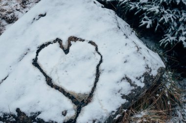 Karla boyanmış bir kalp