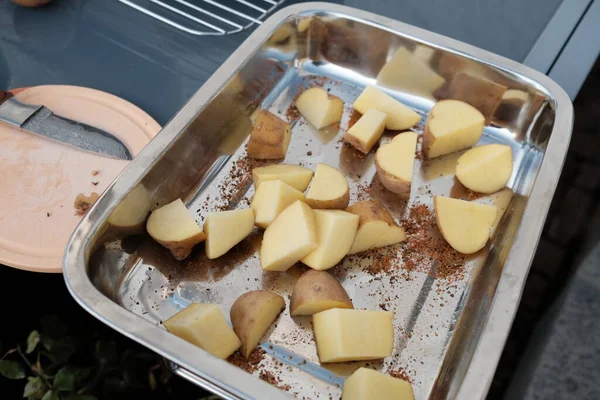 Kartoffelscheiben Einer Schüssel Aus Edelstahl — Stockfoto