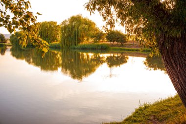 Sonbahar gününde gölün üzerinde gün batımı