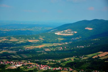 Yeşil tepeleri ve bulutlu gökyüzü ile güzel bir yaz manzarası.