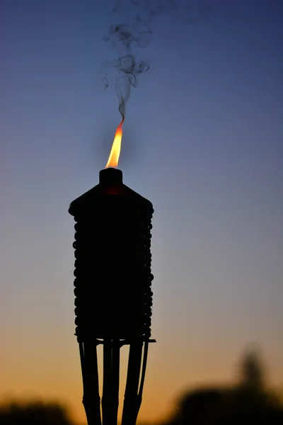 Lâmpada de óleo queimando ao pôr do sol — Fotografia de Stock