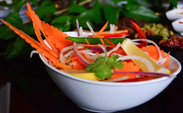 Hint ana yemek eşlik etmek için salatası.