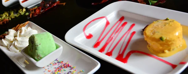 Deliciosos postres indios de menta y helado de mango . — Foto de Stock