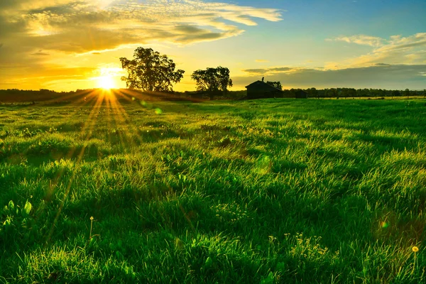 Günbatımı bir sonbahar gününde düşüyor