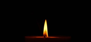 Kırmızı yanan mum