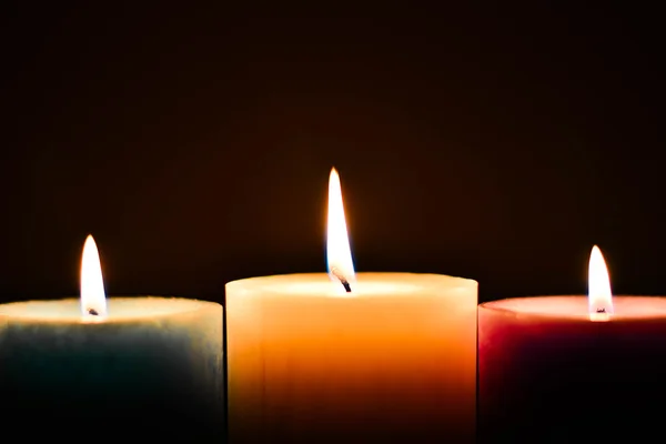 Цветные свечи с пламенем — стоковое фото