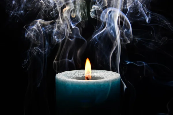 Hafif mavi yanan mum