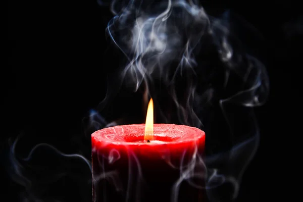 Kırmızı yanan mum