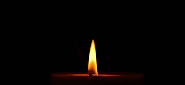 Kırmızı yanan mum