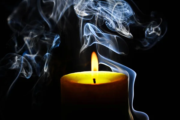 Gelbe brennende Kerze — Stockfoto
