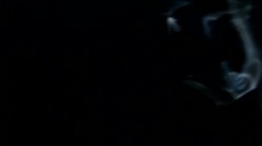 Siyah arkaplanda beyaz duman