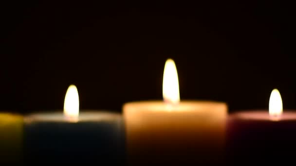Gruppe von 3 farbigen Kerzen mit Flamme. — Stockvideo