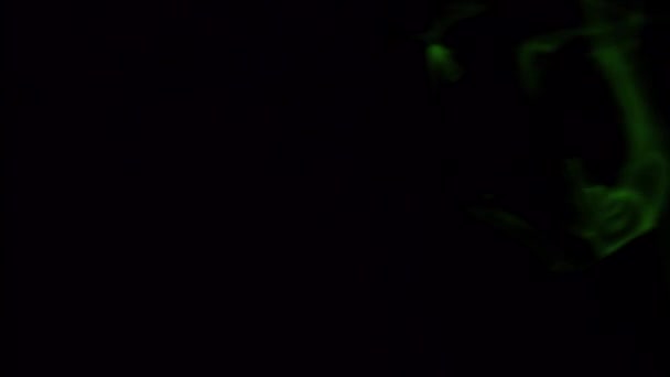 Зеленый дым на черном фоне — стоковое видео