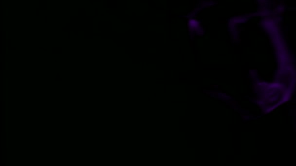 Fumée violette sur fond noir . — Video