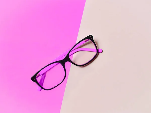 粉红和白色背景上的粉色眼镜 — 图库照片