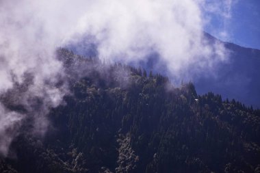Zaman bulutları dağların üzerinde