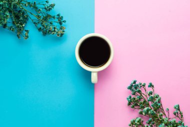 Kahve, çiçek .pastel ton mavi pembe arka plan