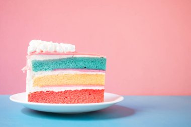 Pembe arka planda katman gökkuşağı pastası