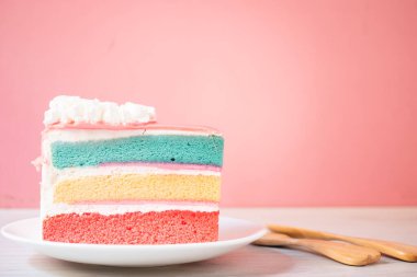 Pembe arka planda katman gökkuşağı pastası