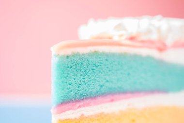 Pembe arka planda katman gökkuşağı pastası