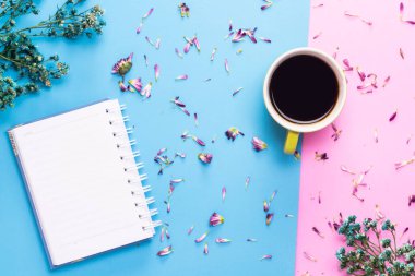 Boş not defteri, telefon, çiçek ve kahve. Pastel renk arkaplanı