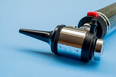 Mavi arka planda Tıbbi Ekipman Otoskobu