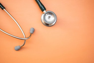 Beyaz arkaplanda steteskop