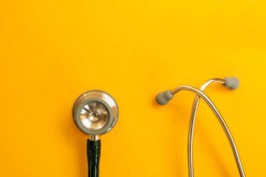 Beyaz arkaplanda steteskop